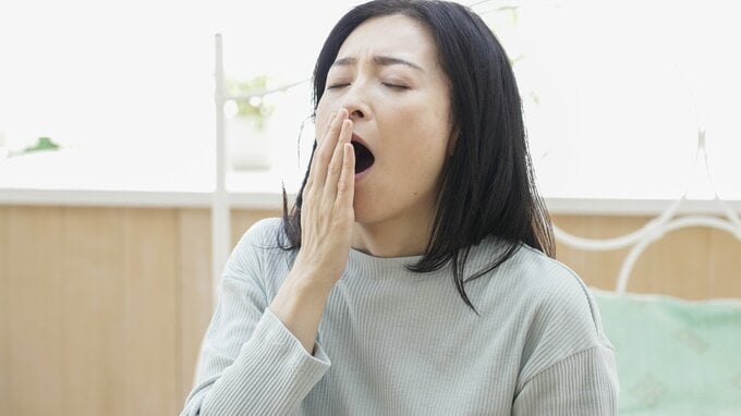 あくびをする女性