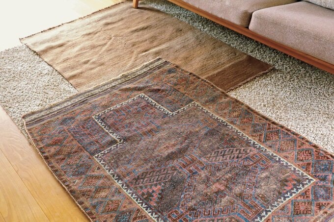 左上の無地がトルコ製、右下の模様があるラグはアフガニスタン製のラグ