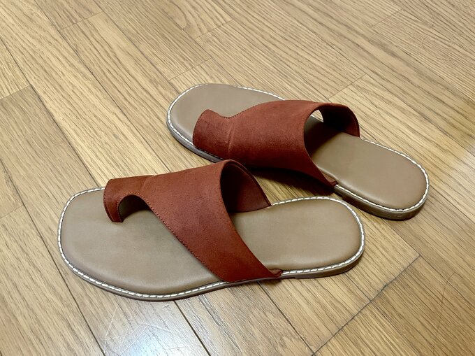 ブラウンのサンダル