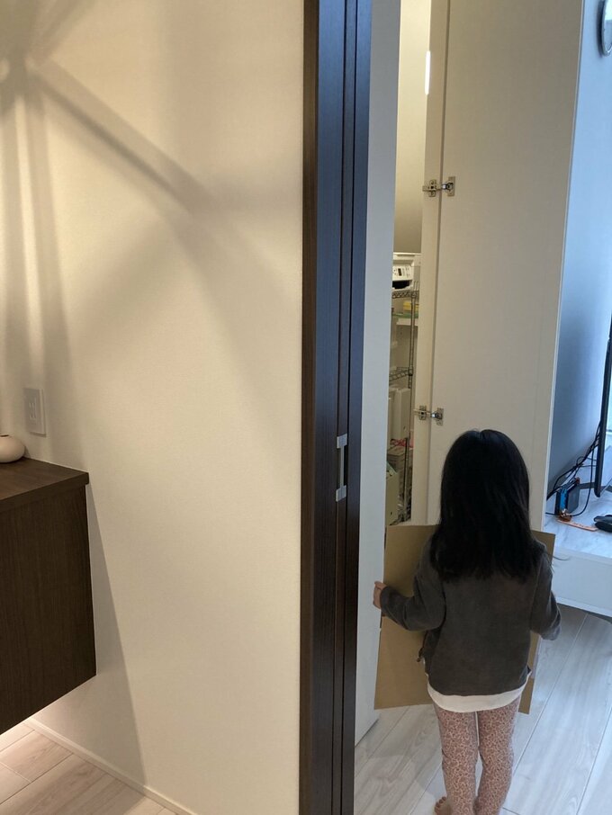 リビングの収納スペースへ移動する様子