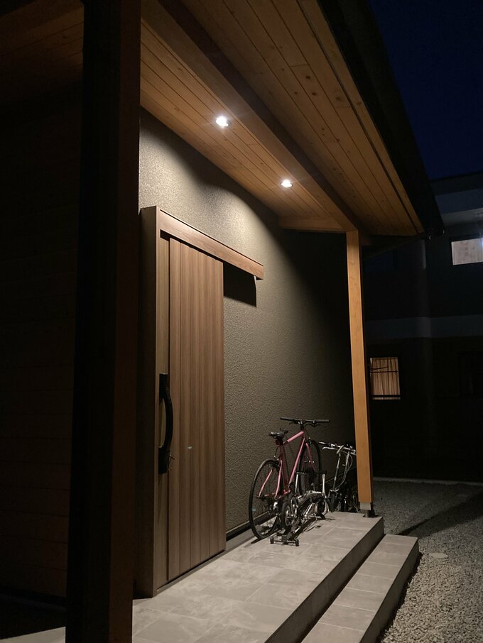 玄関ポーチの人感センサーつき照明