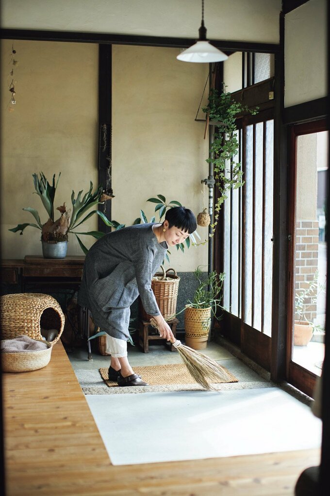 玄関の掃除をする美濃羽さん