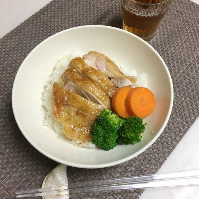 鶏肉をカットし、ごはんにのせた様子