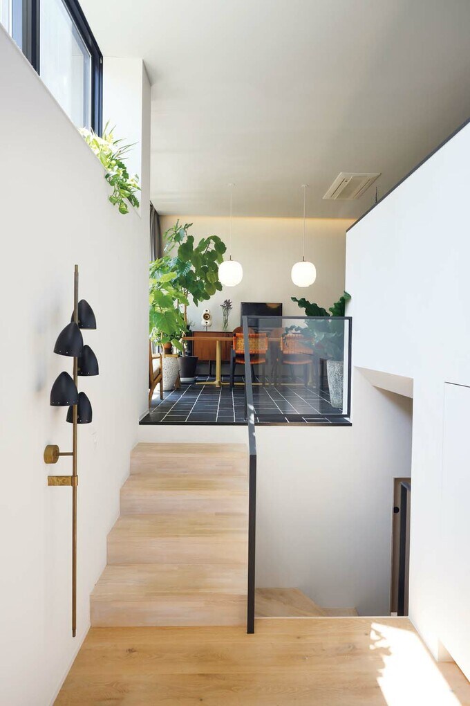 スティルノボの照明が出迎えてくれる玄関