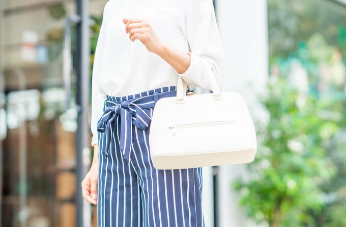 バッグを持った女性