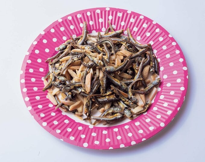 紙皿にアーモンド小魚