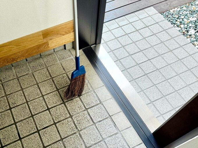 玄関掃除の様子
