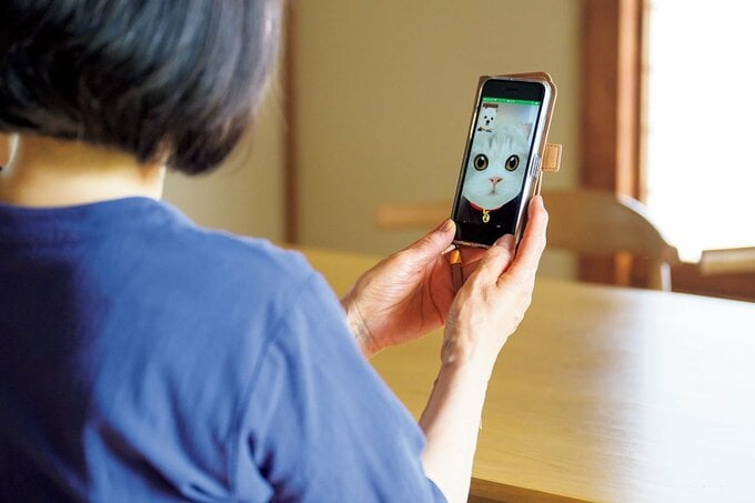 スマホを見る女性