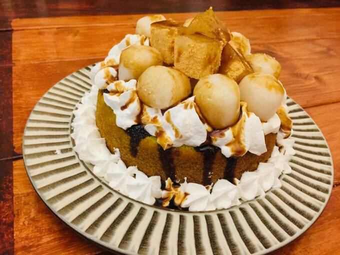 真ん中の窪みに、わらびもちを盛って完成