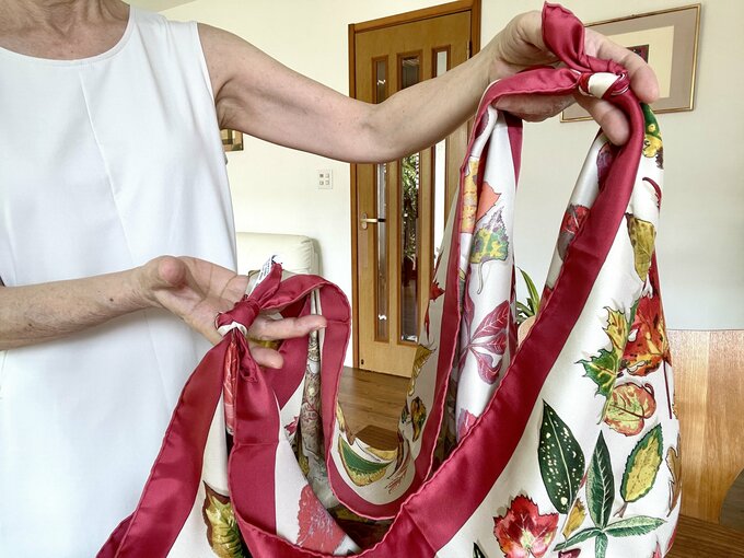 スカーフのはしを結ぶ