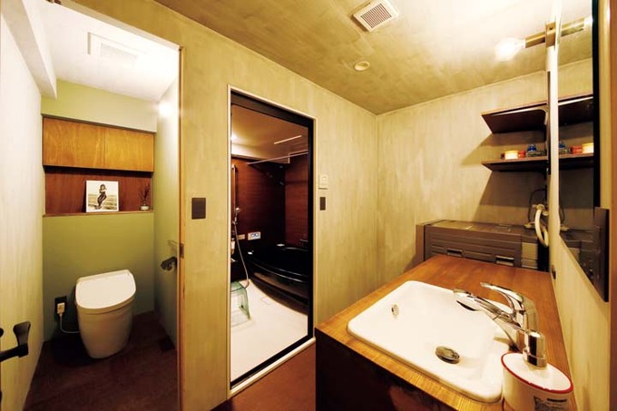 タンクレスのトイレとスペースの広い洗面カウンター