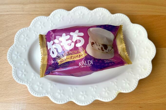おもちクリームサンド ラムレーズンバター ¥216