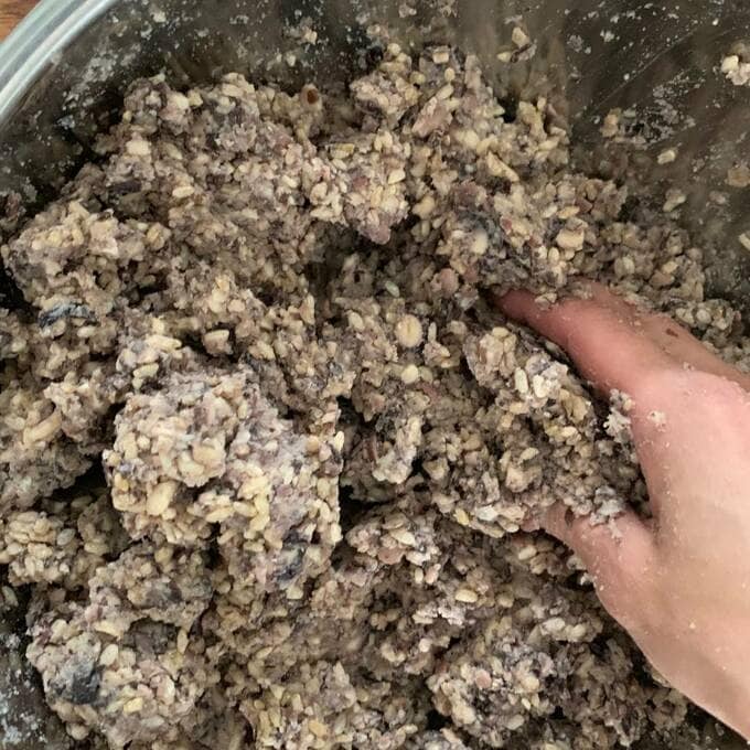 黒豆も入れ、よく混ぜあわせていきます