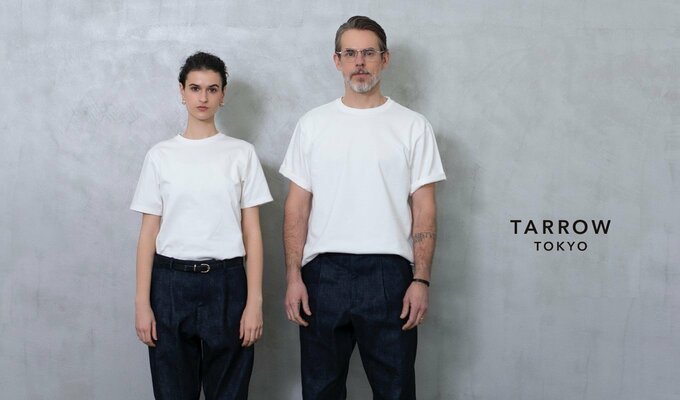 Tシャツを着た男女