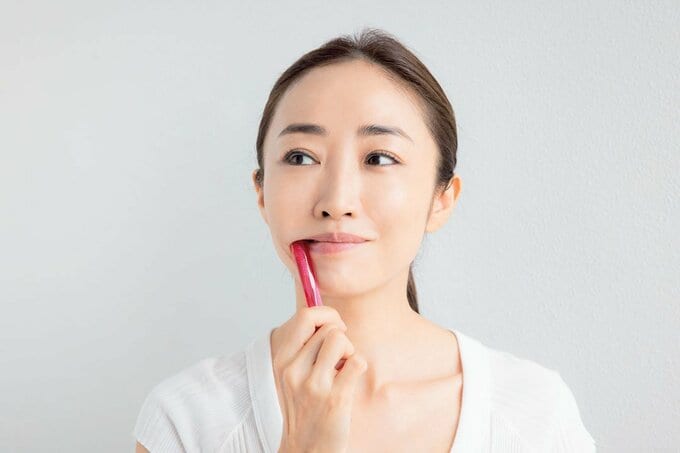 歯磨きする女性