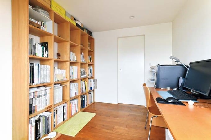 書斎には無印良品の収納棚を設置