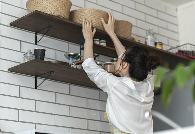 調理道具と女性