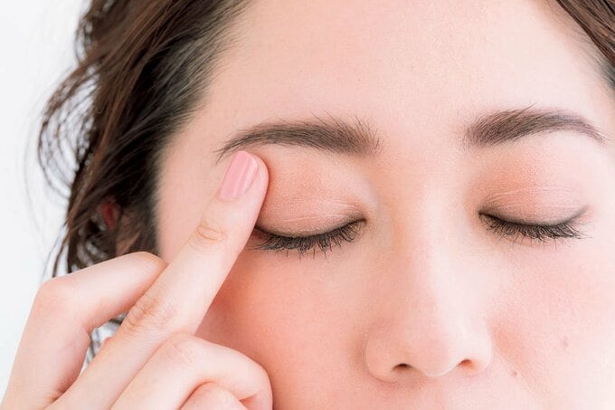 まぶたにアイカラーをワイパー塗り