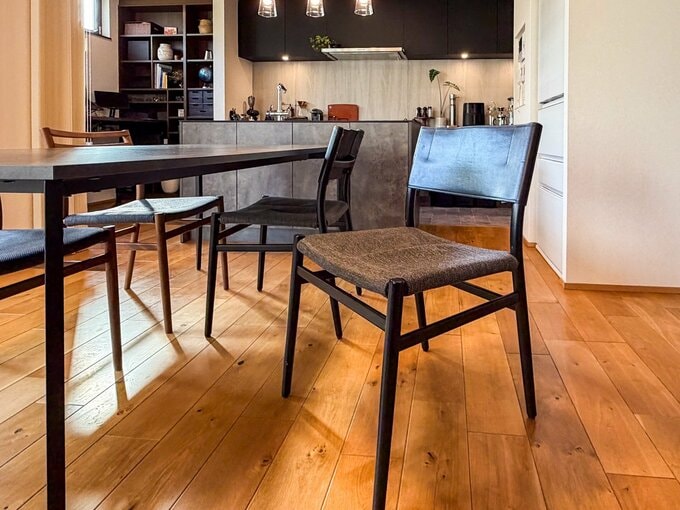 色と高さが揃った椅子