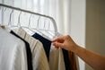 60代、服やバッグを手放すコツ。捨てるか迷ったら、1度身に着けてみる
