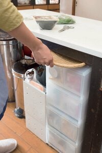 ザルは作業台からすぐ取れる位置に