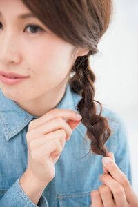 三つ編みをほぐす