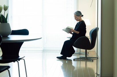 ベッドをやめて布団に、食器も厳選。60代がたどり着いた「ものを手放した先の」身軽なひとり暮らし