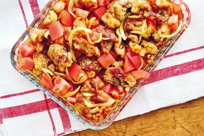 夏を乗りきる「トマトとカリカリ豚の甘酢漬け」レシピ。だし汁いらずで、甘酢っぱさがたまらない！