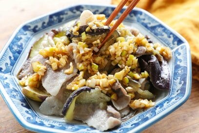 秋ナスと豚バラの重ね蒸し。レンジだけで味がじゅわっと染み込むレシピ