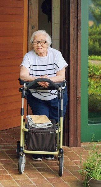 膝が悪くなって車の運転もやめたけれど、歩行器を自在にあやつります。杖より便利