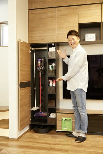 テレビボードに掃除アイテムを整然と収納