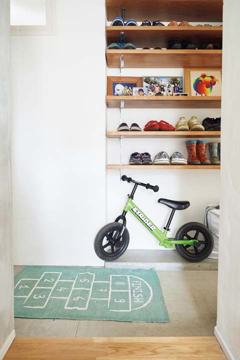 オープンな靴用棚を造作した玄関