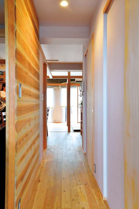 壁の一部を杉板で仕上げた廊下