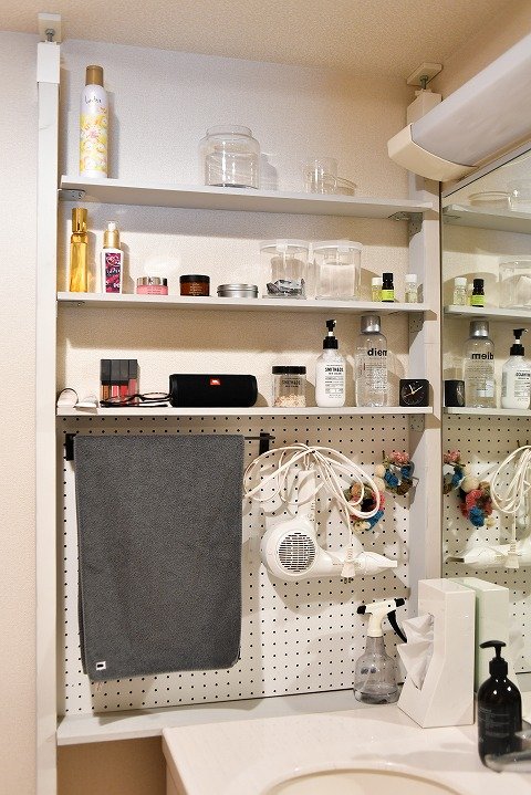 洗面室は壁を収納スペースに