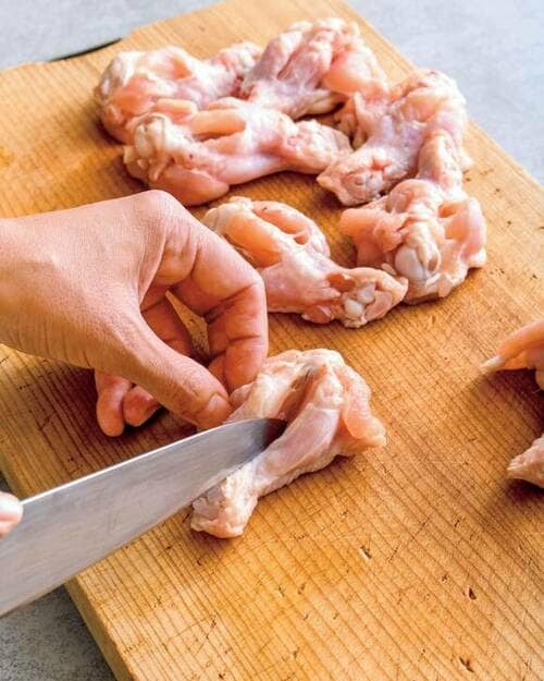 手羽元に切り込みを入れる