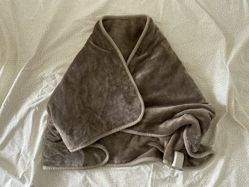 無印良品の「羽織れる電気ひざ掛け」