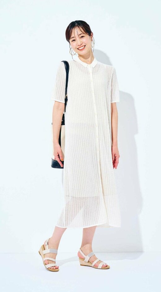 レースニットワンピを着用している女性