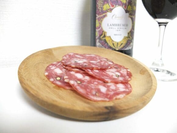 コショウがアクセントのナポリサラミと合わせてお楽しみください