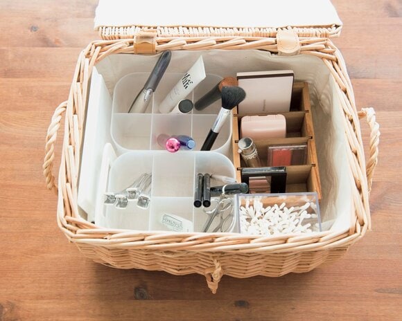 カゴをボックスで仕きってコスメを取り出しやすく