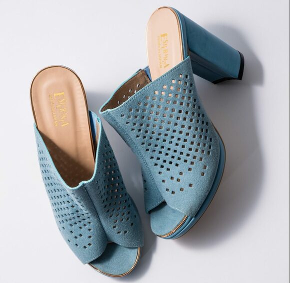 スクエア型カットワークとくすみブルーが旬