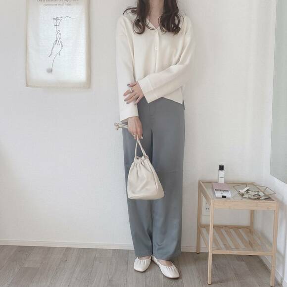 Vネックのカーディガンをトップス風に着たコーデ