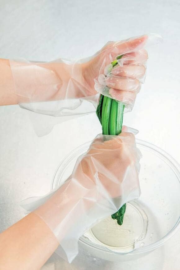 おひたしの水気を絞る様子