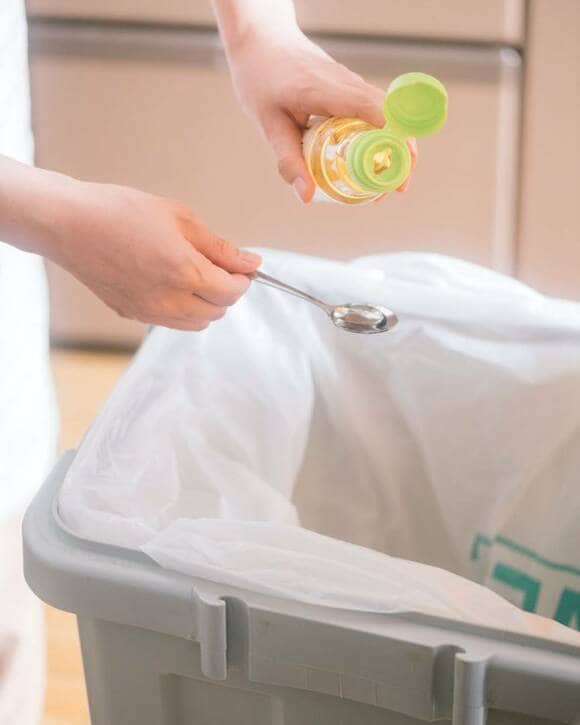 ゴミ箱に酢を数滴入れる