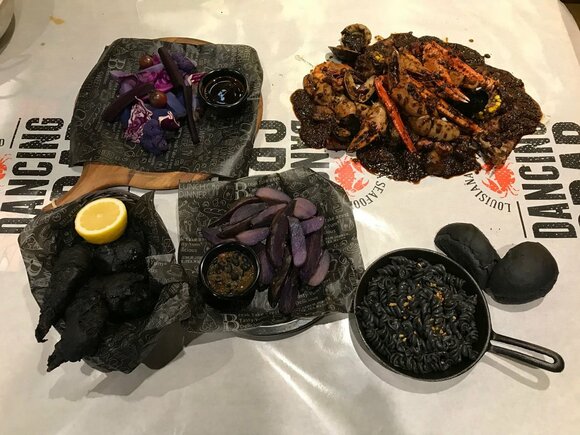 コースの黒いメニューたちの写真