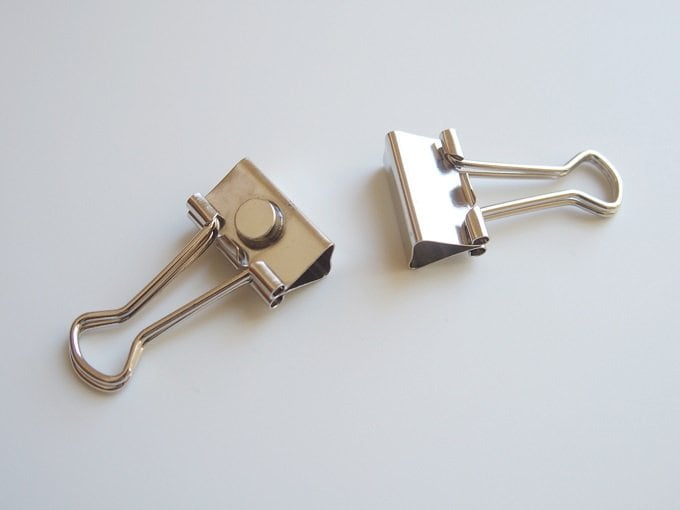 手製の「カーテンすき間防止クリップ」