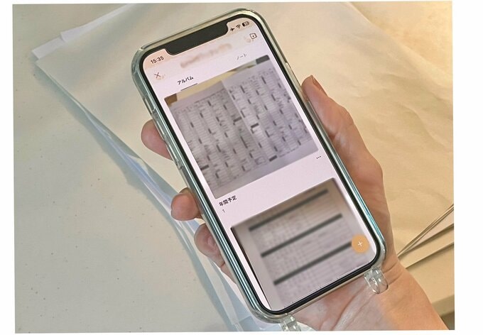 スマホのアルバム機能で書類を管理している画像