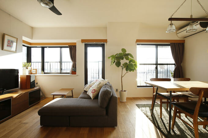 窓が多く明るいLDK