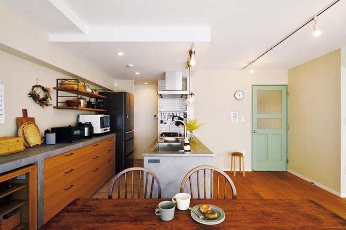 バルコニー側から見たキッチン