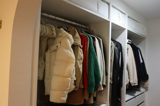 ハンガーにかかった服の写真