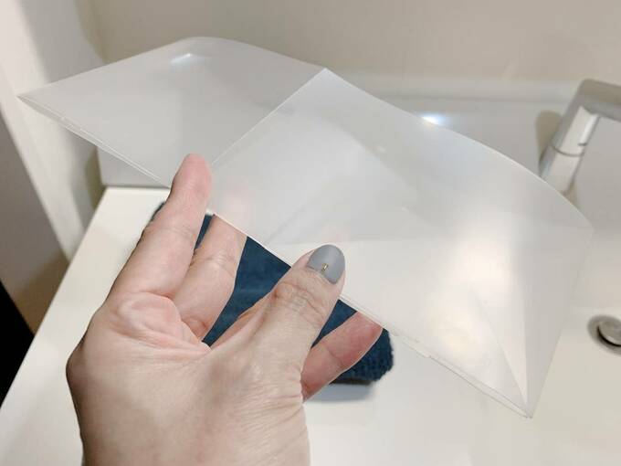 折ったシート仕切りボックスを持つ様子